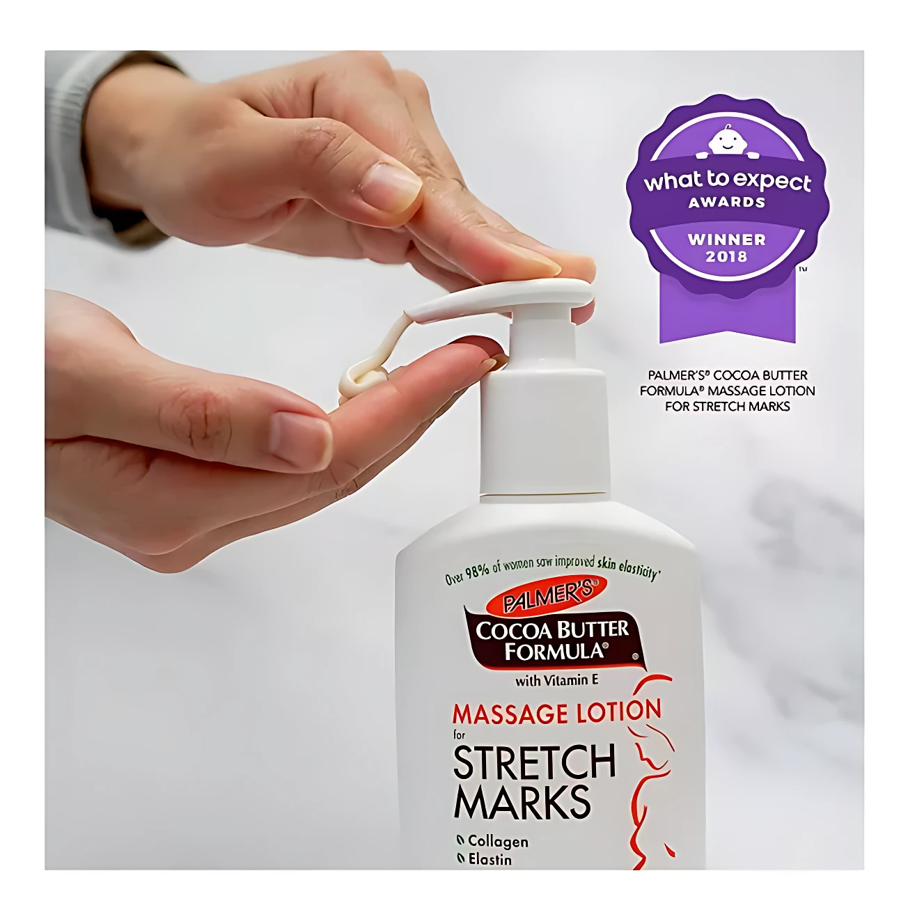 Botella blanca de crema corporal Palmers Fórmula de Cacao con Vitamina E, dispensador blanco, etiqueta con texto negro y rojo, de mujer embarazada, sello de premio "What to Expect Awards 2018", manos aplicando producto en piel.