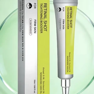 Set de dos unidades de crema facial Retinol en tubo y caja, con etiqueta amarilla y texto negro sobre fondo blanco, sobre superficie verde translúcida.
