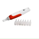 Derma pen ergonómico blanco y rojo con seis puntas intercambiables para tratamiento facial.