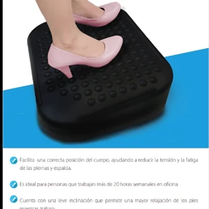 Cojín ortopédico ergonómico negro con textura de relieves semicirculares, usado por mujer con zapatos rosas, ideal para aliviar fatiga y mejorar postura en oficina.
