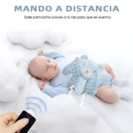 Control remoto para bebé con diseño de oso azul, sobre cama blanca con nubes decorativas. Mano presionando botón, señal inalámbrica visible. Ideal para calmar y dormir sin moverse.