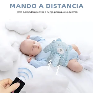 Control remoto para bebé con diseño de oso azul, sobre cama blanca con nubes decorativas. Mano presionando botón, señal inalámbrica visible. Ideal para calmar y dormir sin moverse.