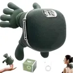 Masajeador ergonómico verde oscuro con forma de mano, textura de rejilla y botones metálicos en la parte superior. Incluye cable y caja de presentación.