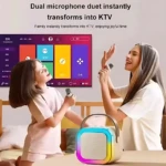 Parlante karaoke K12 con pantalla táctil y dos micrófonos, en uso por una madre y su hija en sala de estar.