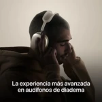 Hombre con diadema inalámbrica color blanco, estilo AirPods Max, ajustada en cabeza mientras cierra los ojos; fondo neutro.