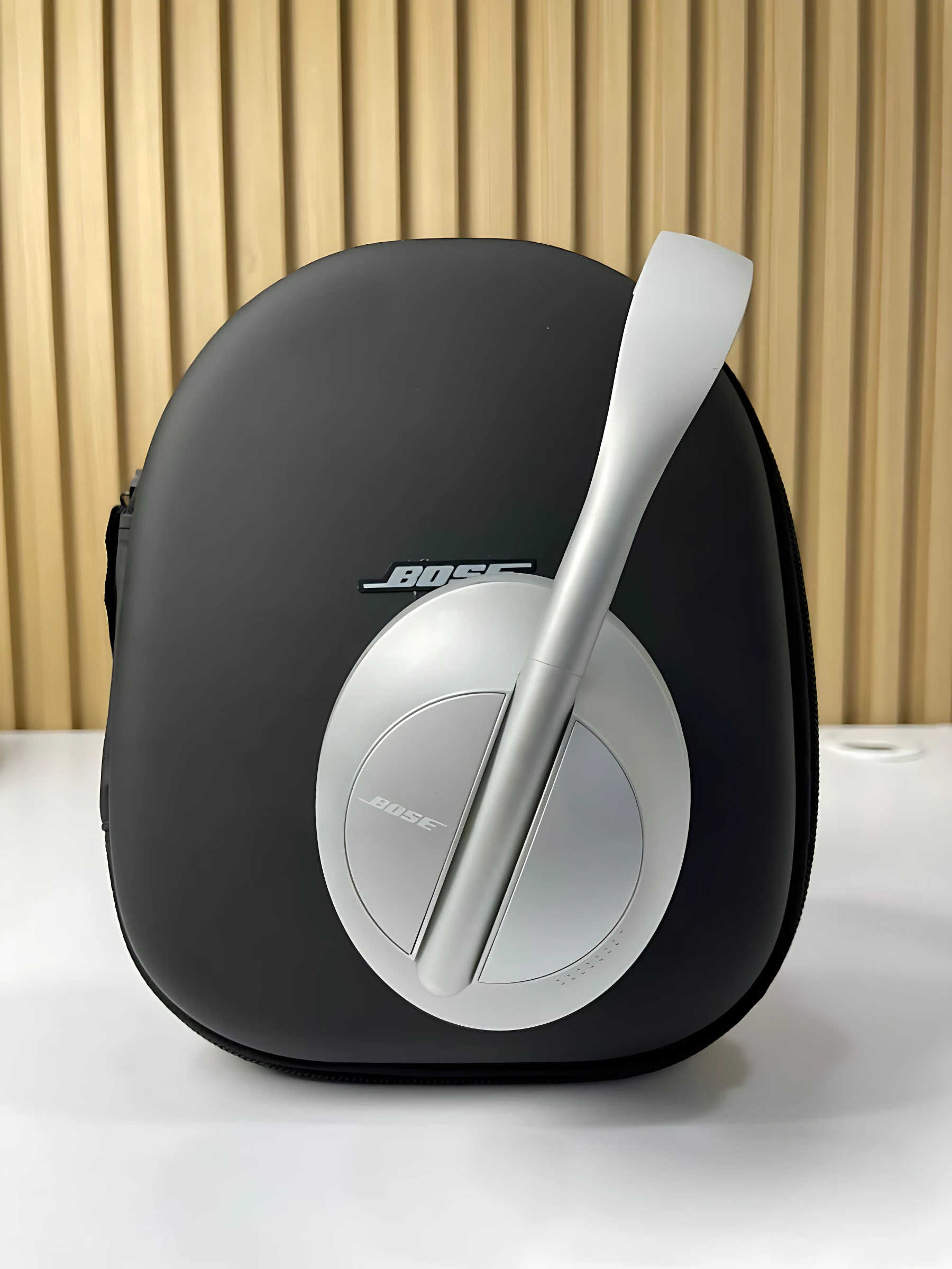 Diadema Bose 700 en color negro con detalles plateados, mostrando cancelación de ruido activa y diseño ergonómico para llamadas claras.