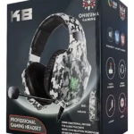 Diadema gamer Onikuma K8 en caja, con diseño de camuflaje blanco y negro, micrófono ajustable y luces LED verdes visibles.