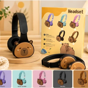 Diadema inalámbrica para niños con diseño de oso, en color negro, sobre superficie de madera. Incluye caja amarilla con ilustraciones de otros colores disponibles: morado, azul claro, rosado y café.
