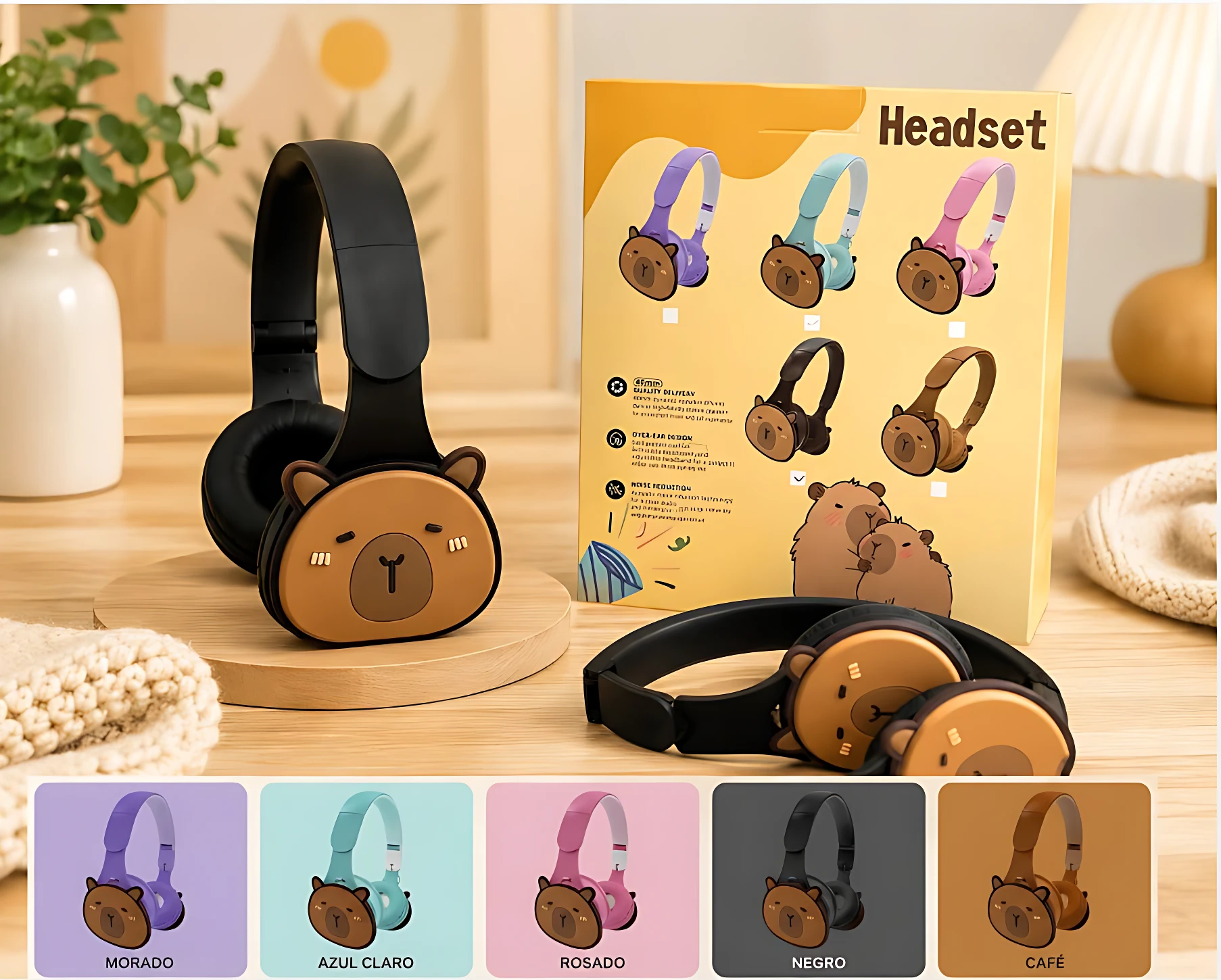 Diadema inalámbrica para niños con diseño de oso, en color negro, sobre superficie de madera. Incluye caja amarilla con ilustraciones de otros colores disponibles: morado, azul claro, rosado y café.