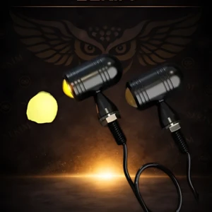 Dos luces direccionales LED Sekim ZXD58 en color negro, con proyección óptica visible y cableado conectado, sobre fondo oscuro con resplandor amarillo.