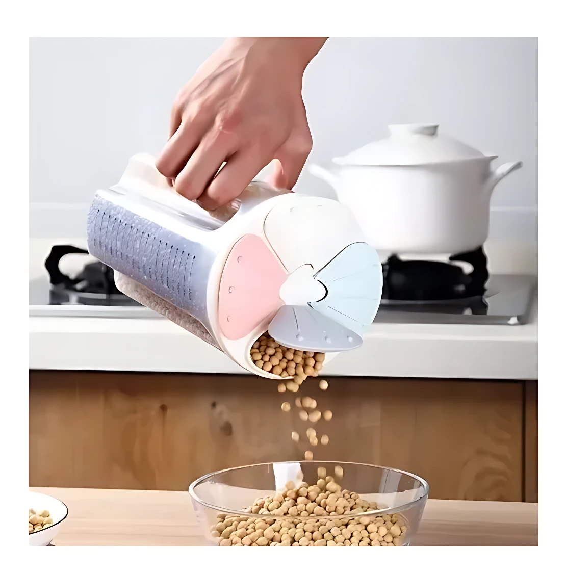 Dispensador de granos hermético con tapa de cuatro compartimentos en colores pastel, siendo usado para verter sojas en un bowl de vidrio sobre encimera de madera.