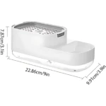 Dispensador de jabón Tama en blanco, con base transparente y bandeja superior perforada; mide 22.86 cm de largo, 9.91 cm de ancho y 7.87 cm de alto.