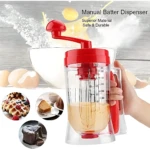 Dispensador de masa manual con mango rojo y cuerpo transparente, graduado hasta 800 ml, mostrando mezcla líquida en su interior.