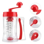 Dispensador de masa con mango rojo, medidor de volumen en mililitros y tres vistas de detalle del mecanismo de dispensación.