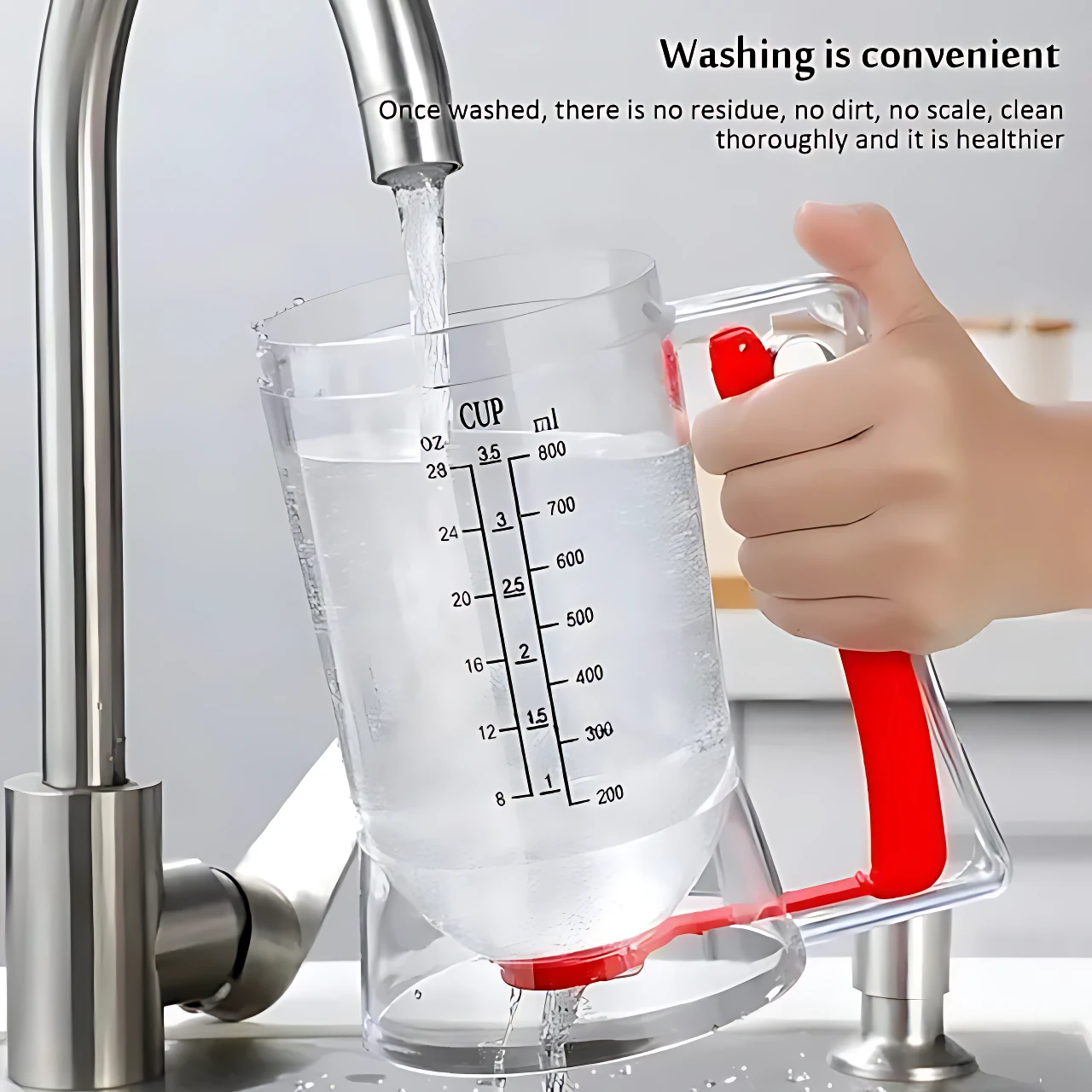 Dispensador de masa transparente con mango rojo, midiendo 800 ml, bajo grifo de cocina.