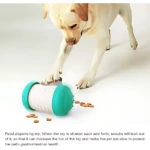 Perro interactuando con dispensador de comida cónico en verde turquesa y blanco, con snacks derramados sobre fondo blanco.