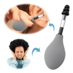 Dispositivo de presión neumática para oídos en color gris, con mango negro y punta flexible. Muestra su uso al insertarse en el canal auditivo y su aplicación para aliviar la tensión o el zumbido.
