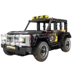 Coche todoterreno negro con detalles amarillos, luces frontales encendidas y barra superior con cuatro focos amarillos, visto desde ángulo frontal lateral.