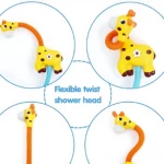 Ducha para bebé en forma de jirafa amarilla con cuello flexible naranja y ventosas, mostrando múltiples ángulos y uso con manguera azul.