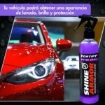 Botella de spray de Shine Armor con líquido violeta, junto a un auto rojo brillante, mostrando acabado protector y brillo intenso.