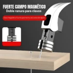 Cabezal de martillo magnético blanco con doble ranura para clavos, mostrando su mecanismo interno y uso sobre madera clara.
