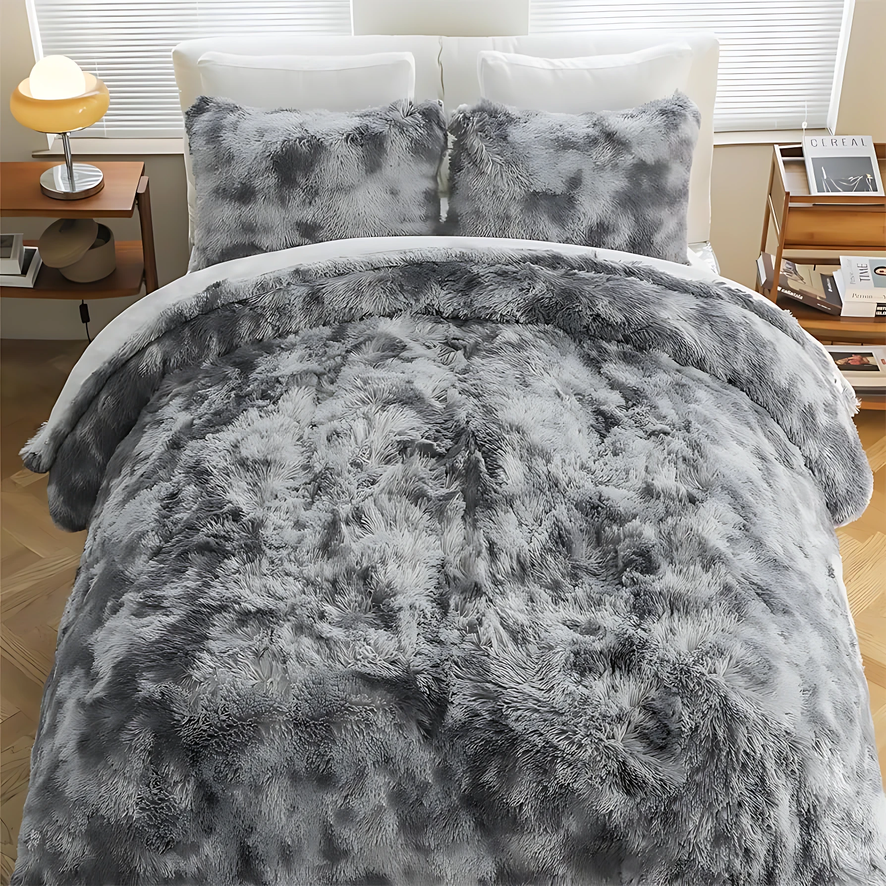 Edredón térmico peludo gris para cama doble, con textura suave y voluminosa, sobre cama con almohadas y mesitas de noche.