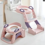 Escalera de baño plegable en rosa y morado, con asideros y escalones antideslizantes, diseñada para facilitar el uso del inodoro en niños.