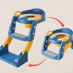 Escalera de baño plegable azul y amarilla con asideros, mostrada en dos posiciones: extendida y compacta, para facilitar el acceso al inodoro infantil.