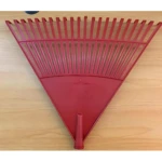 Escoba plástica roja de 22 dientes sin mango, vista frontal sobre superficie de madera.