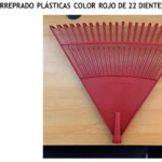 Escoba plástica roja de 22 dientes, sin mango, sobre superficie de madera. Ideal para recoger hojas y limpiar rincones.