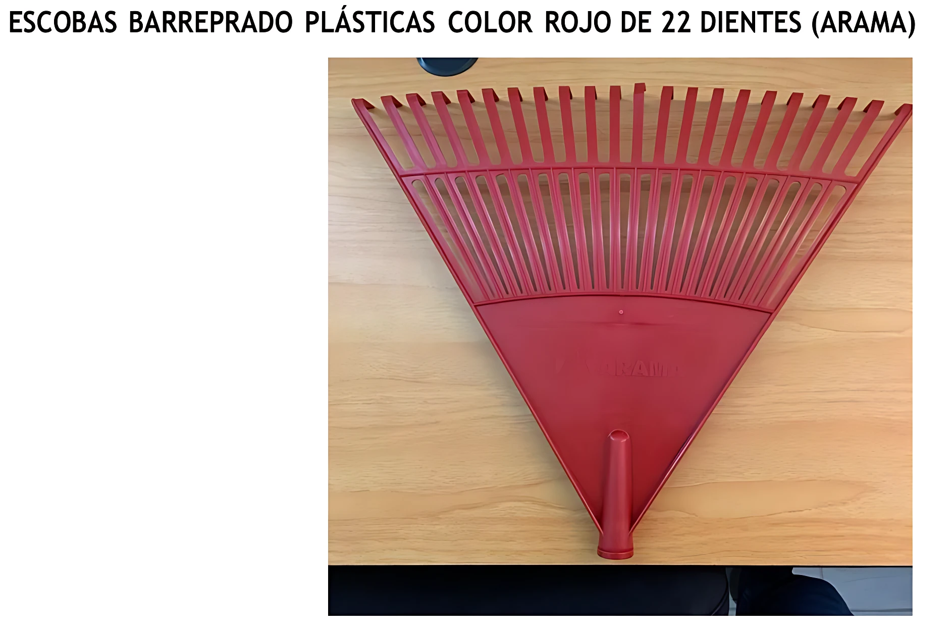 Escoba plástica roja de 22 dientes, sin mango, sobre superficie de madera. Ideal para recoger hojas y limpiar rincones.