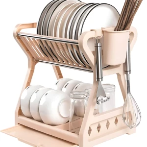 Escurridor de platos beige de dos niveles con bandeja extraíble, organizador de vajilla y utensilios de cocina.
