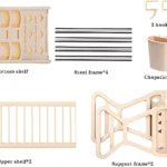 Esquema de montaje para escurridor de platos de dos niveles en color beige claro, mostrando estantes superior e inferior, marcos de soporte, varillas metálicas, soporte para palillos y ganchos.
