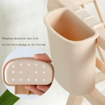 Escurridor de platos beige con diseño de drenaje en la base, mostrando vista frontal y detalle de la parte inferior con orificios para secado.