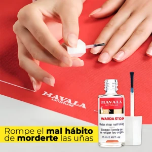Esmerilado Mavala Warda Stop, frasco transparente con etiqueta roja y blanca, aplicador con cepillo negro y blanco, mano aplicando esmalte sobre uñas naturales sobre fondo rojo con logo Mavala.