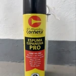 Botella de espuma expansiva Corneta Pro de 500 ml, con etiqueta amarilla y detalles en rojo y negro, sobre fondo gris claro.