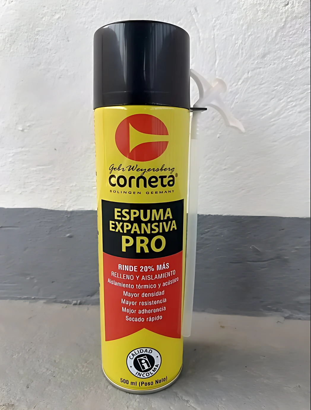 Botella de espuma expansiva Corneta Pro de 500 ml, con etiqueta amarilla y detalles en rojo y negro, sobre fondo gris claro.