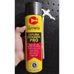 Espuma expansiva Corneta Pro en lata amarilla con mango blanco, sobre fondo negro perforado. Etiqueta con detalles técnicos y logotipo visible.
