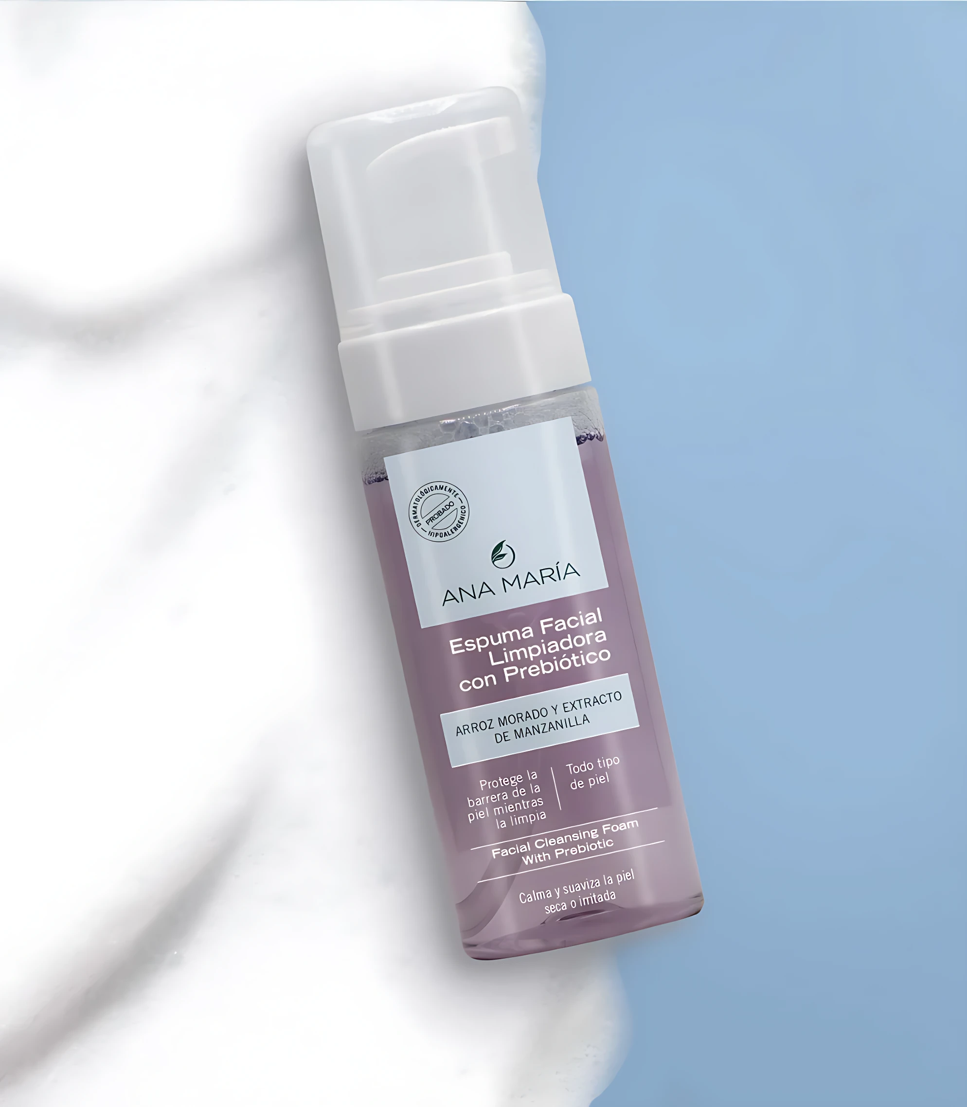 Botella de espuma facial limpiadora con prebiótico de Ana María, 145 ml, en presentación transparente con etiqueta blanca y tapa blanca, sobre fondo blanco y azul claro.