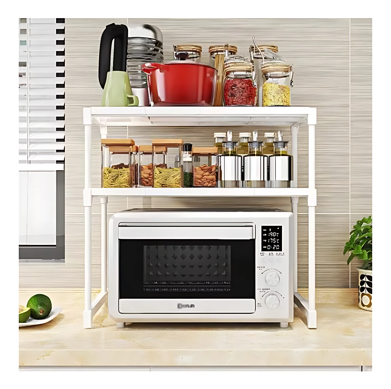 Estante blanco de tres niveles para horno, con estanterías superiores cargadas de recipientes y especieros, sobre horno microondas en cocina.
