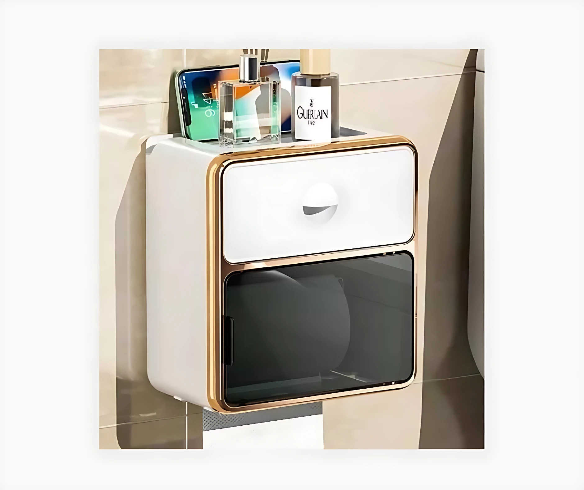 Dispensador de papel higiénico blanco con marco dorado, estante superior para accesorios de baño y cajón frontal.