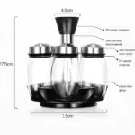Estante giratorio para condimentos de vidrio con base central, tapa de acero inoxidable y medidas de 17,5 cm de alto por 15 cm de ancho.