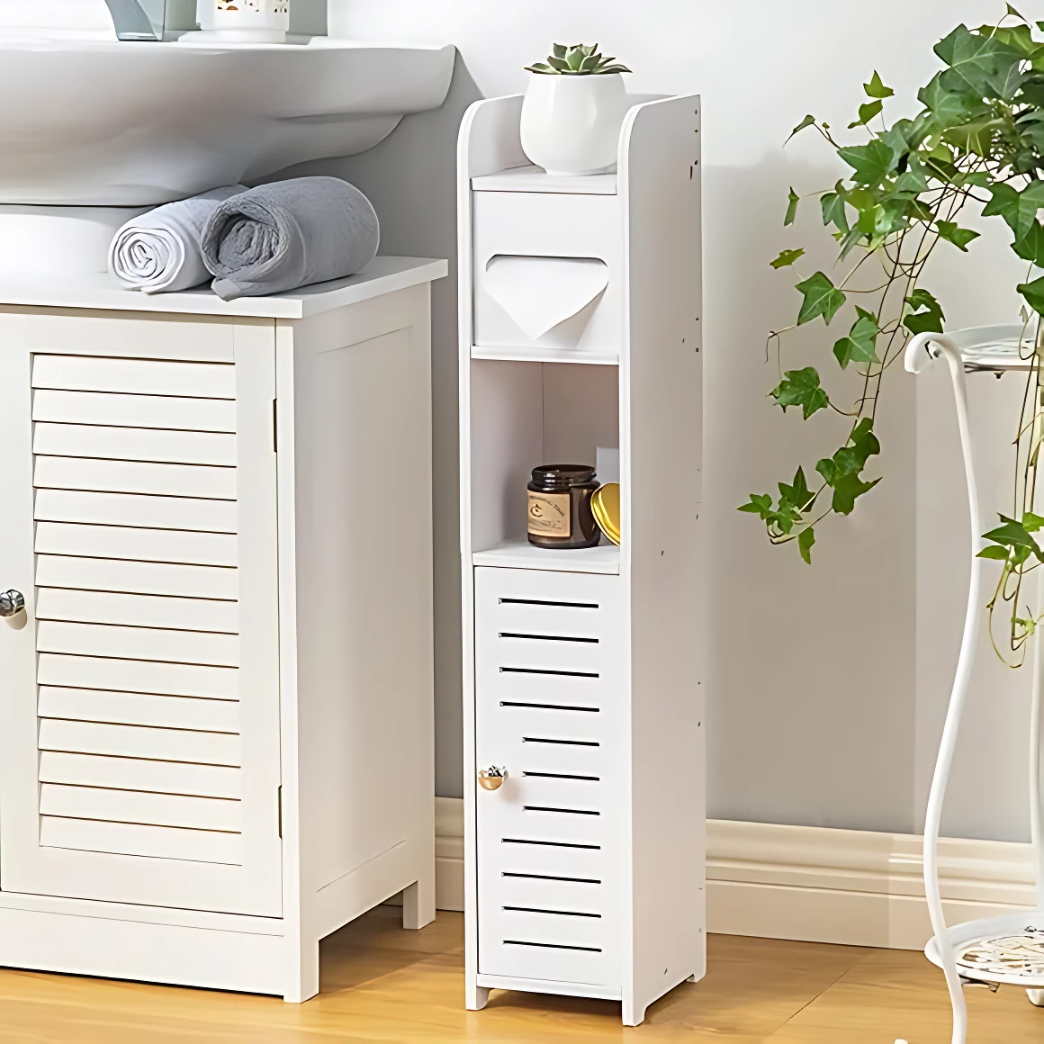 Estante vertical blanco para baño, con estantes abiertos y cajón inferior, ubicado junto a lavandería.