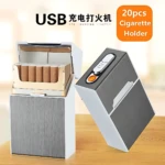 Estuche de cigarrillos gris metálico con textura de madera, abierto mostrando cinco cigarrillos dentro. Incluye encendedor USB integrado en la tapa, con botón rojo visible. Diseño compacto y funcional para uso diario.