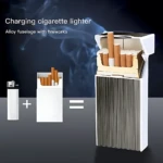 Estuche de cigarrillos blanco con estuche metálico plateado y encendedor USB integrado, mostrando cigarrillos dentro y humo en fondo oscuro.