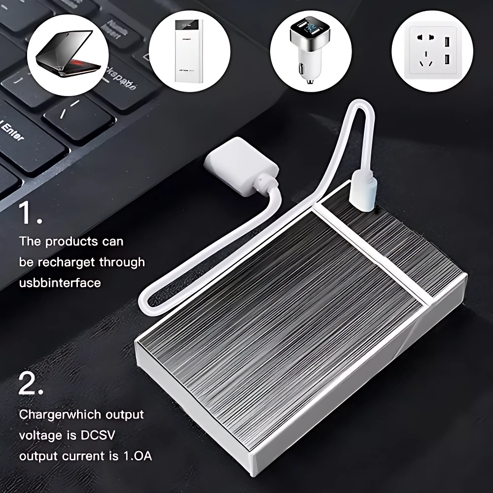 Estuche rectangular metálico con panel solar y cable USB, sobre teclado negro. Incluye iconos de carga por USB, encendedor y enchufe. Texto indica recarga vía USB y salida de 1.0A.