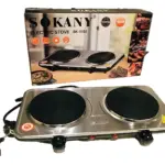 Estufa eléctrica Sokany SK-5102 de dos quemadores, acabado metálico con controles frontales y cable negro, mostrada junto a su caja original.