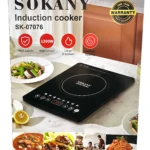 Estufa de inducción Sokany SK-07076, color negro con panel digital y zona de cocción circular, sobre encimera blanca con platos de comida alrededor.