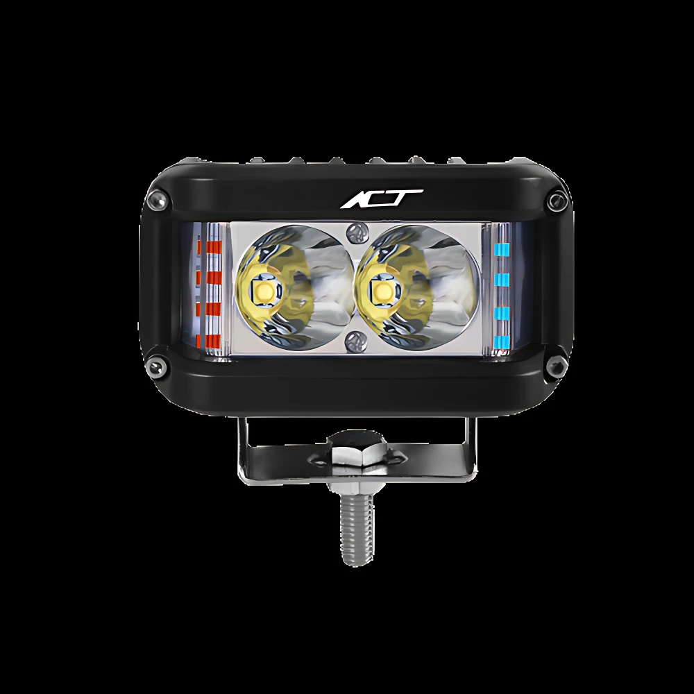 Luz de trabajo rectangular negra con dos focos LED centrales y luces auxiliares rojas y azules laterales, montada sobre soporte metálico con tornillo visible.