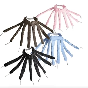 Cuatro extensiones para cabello con protección térmica en colores rosa, azul, marrón y negro, mostrando sus varillas enrolladas y extremos con ganchos.